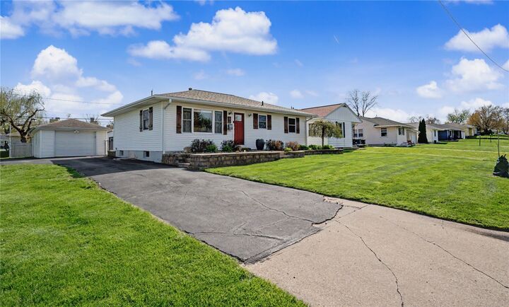 Property Photo:  1101 Staub Court NE  IA 52402 