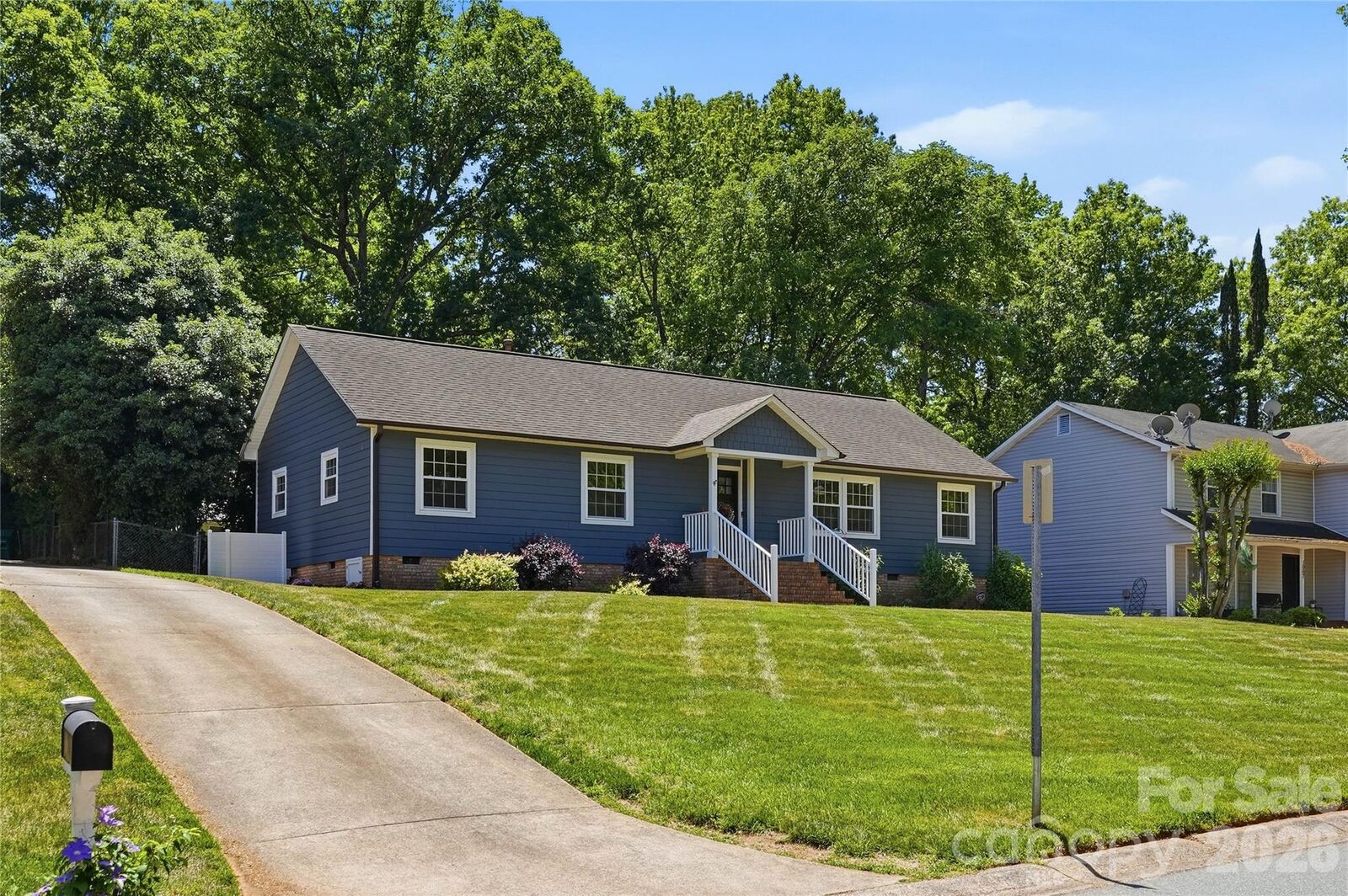 Property Photo:  1061 Eaglewood Avenue  NC 28212 