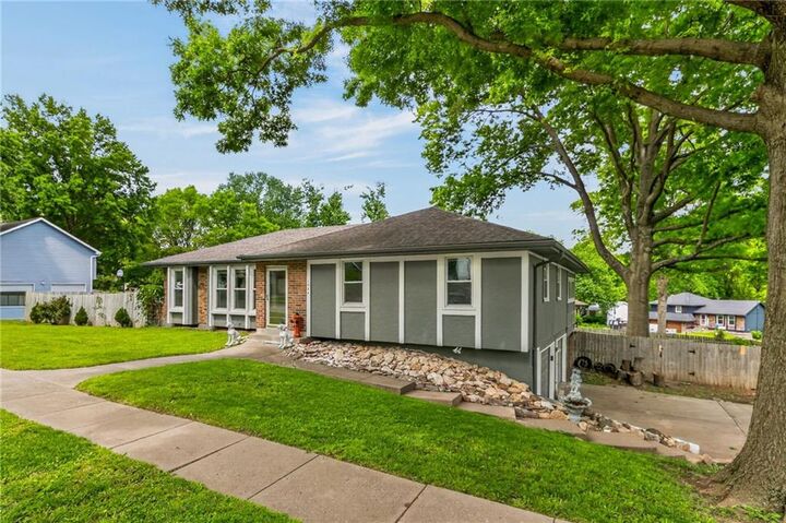 Property Photo:  1524 Oxford Court  MO 64068 