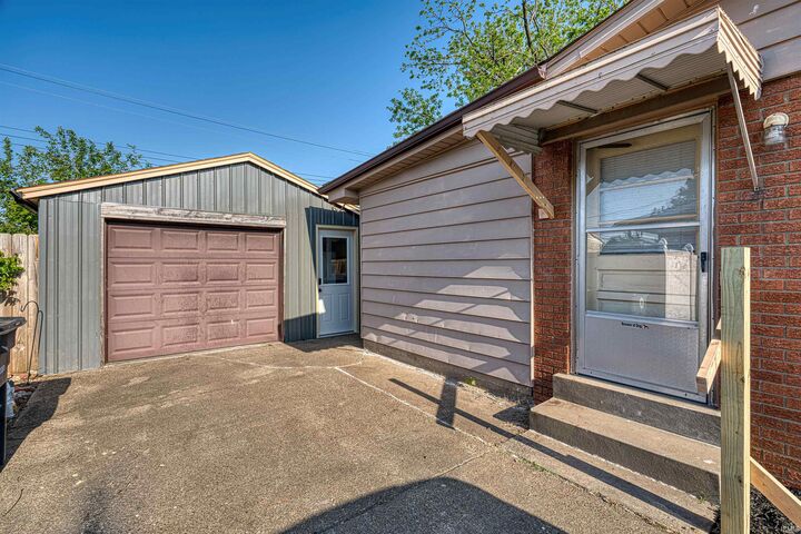 Property Photo:  1512 N Saint James Boulevard  IN 47711 