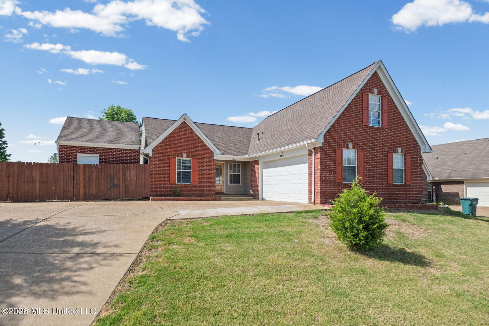 Property Photo: 1599 W Madison Cove MS 38671