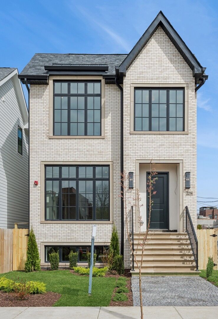 Property Photo:  2214 W Oakdale Avenue  IL 60618 