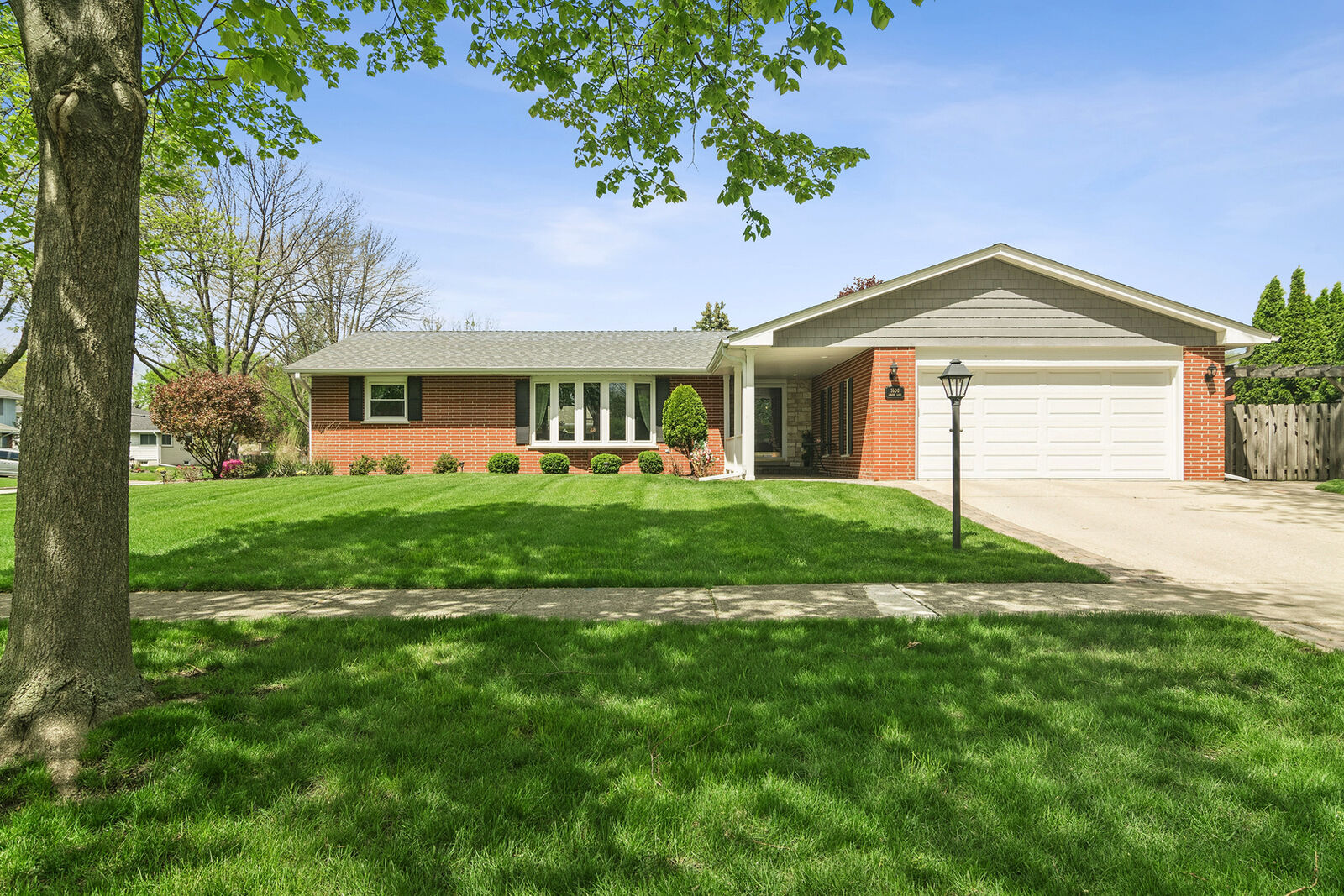 Property Photo:  1600 E Linden Lane  IL 60056 