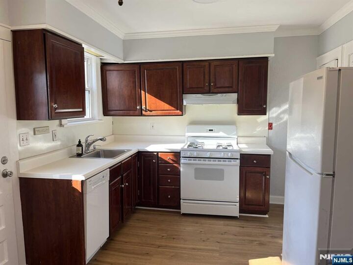 Property Photo:  212 Walton Street 2  NJ 07450 