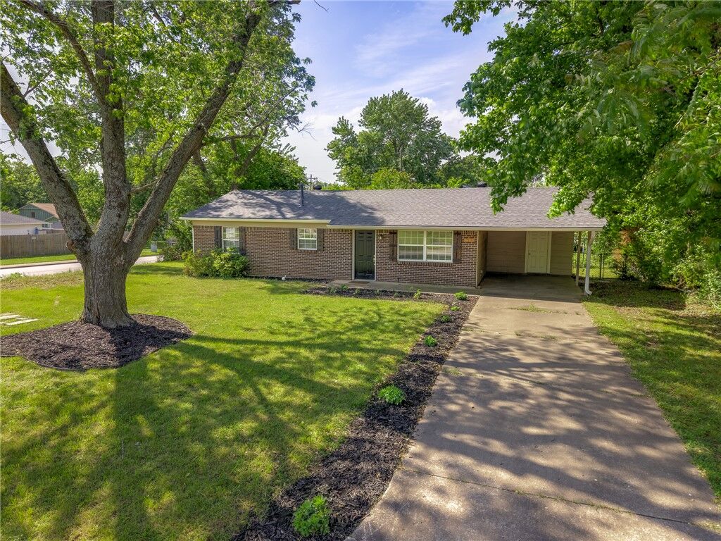 Property Photo:  2101 Sycamore Place  AR 72762 