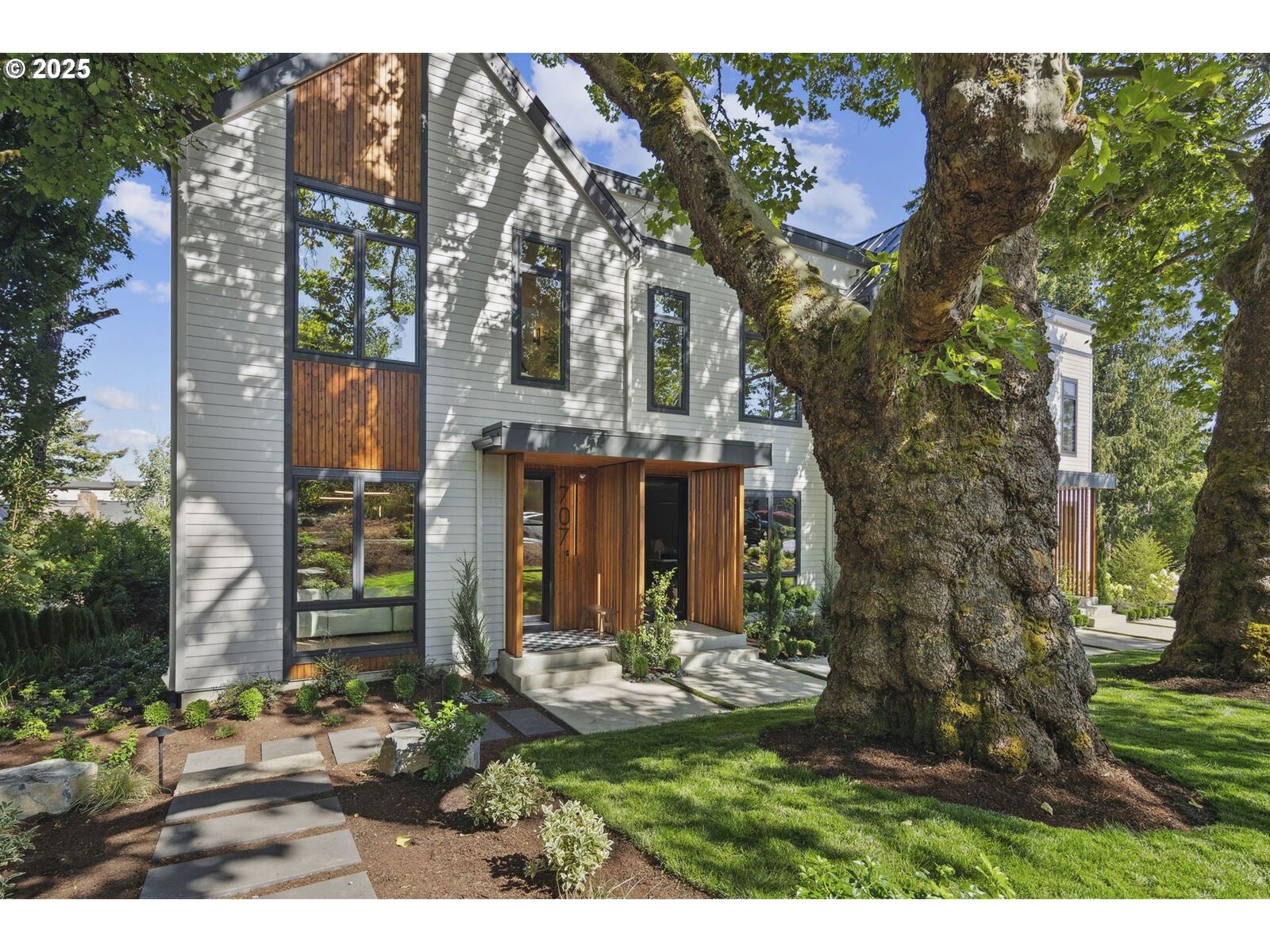 Property Photo: 701 1st St OR 97034