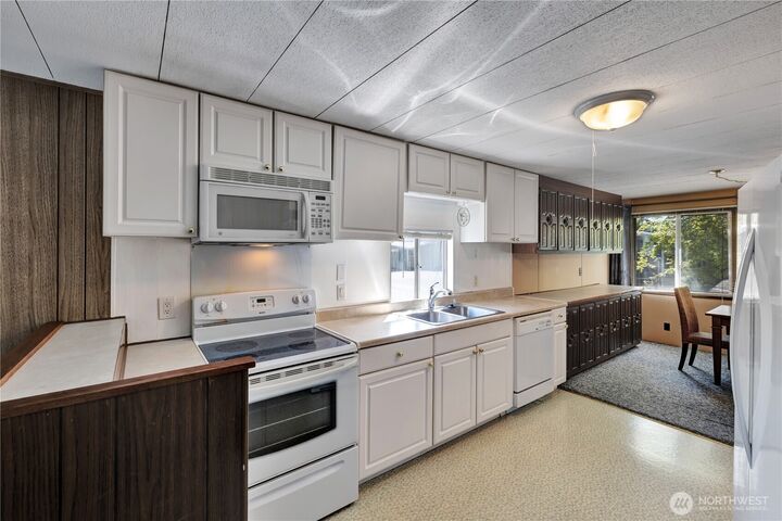 Property Photo: 18425 NE 95th Street 146 WA 98052