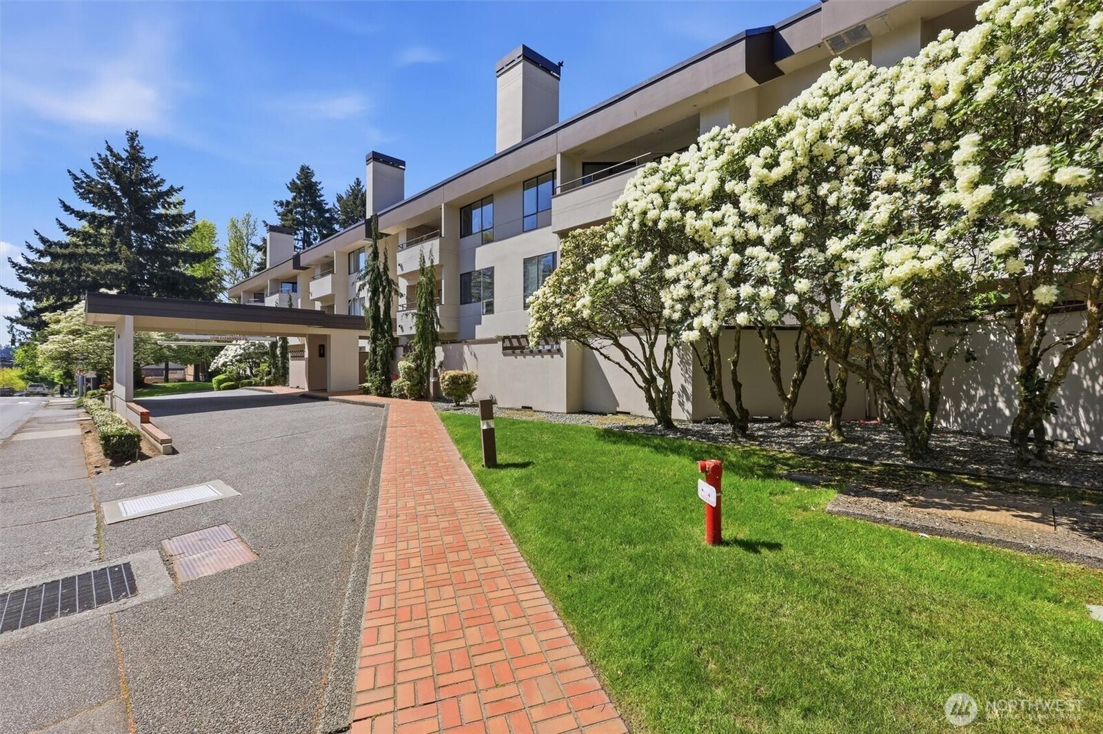 Property Photo:  401  100th Avenue NE 209  WA 98004 