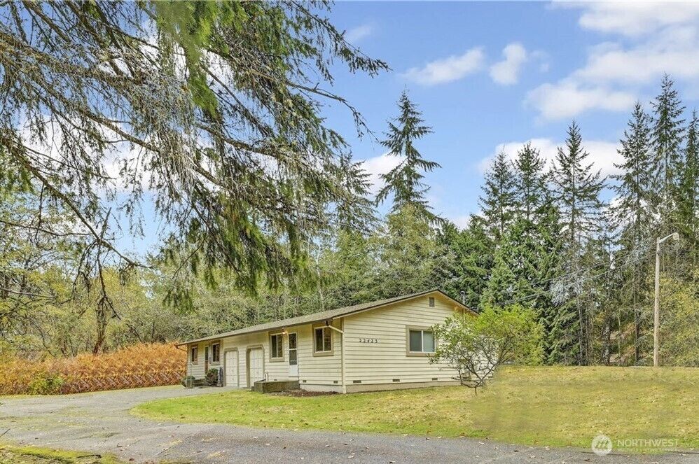 Property Photo:  22423  95th Avenue SE B  WA 98077 