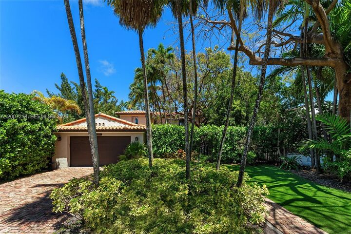 Property Photo:  6121 La Gorce Dr  FL 33140 