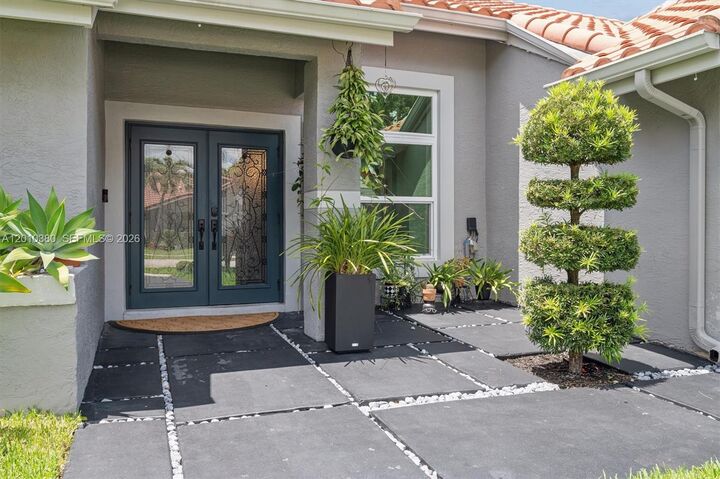 Property Photo:  811 Amherst Ave  FL 33325 