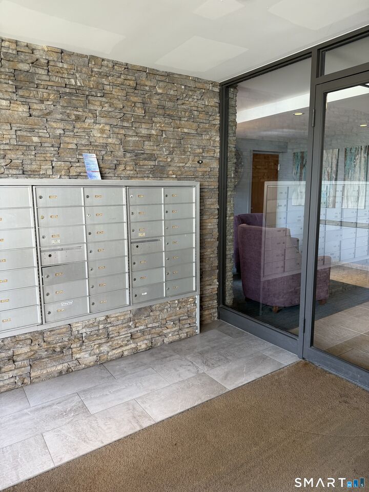 Property Photo:  50 Birdseye Street 202  CT 06615 