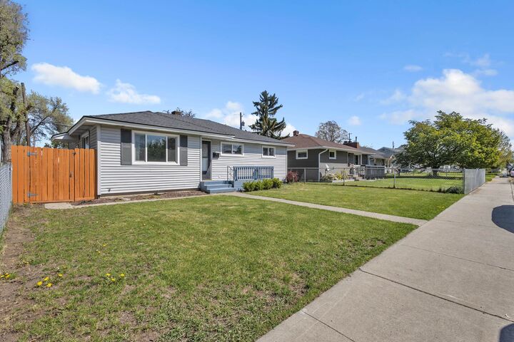 Property Photo:  1007 E Walton Ave  WA 99207 