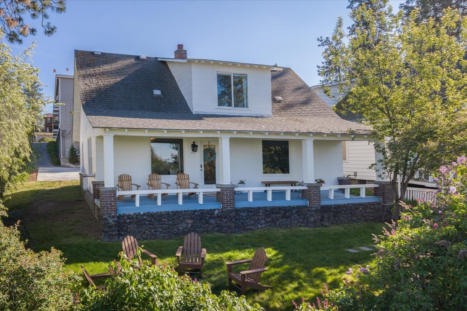 Property Photo: 1712 E Hartson Ave WA 99202