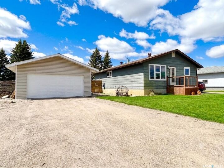 Property Photo: 404 5th Street N SK S0E 1E0