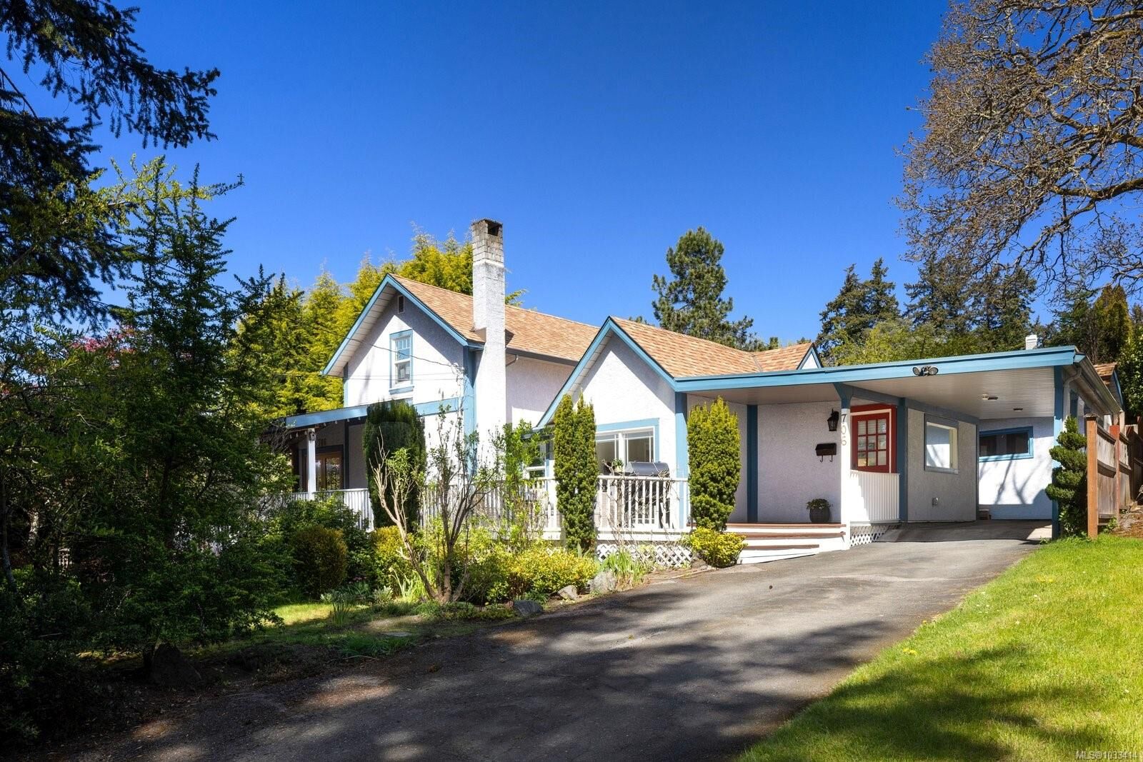Property Photo:  706 Lindsay St  BC V8Z 3E1 