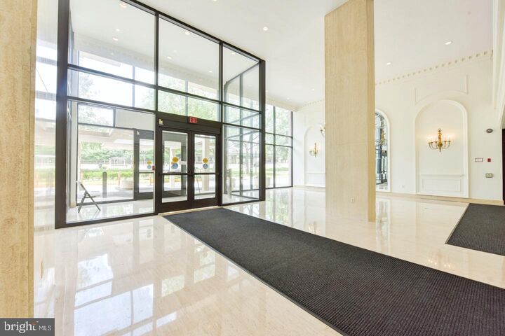 Property Photo:  1300 Army Navy Drive 608  VA 22202 