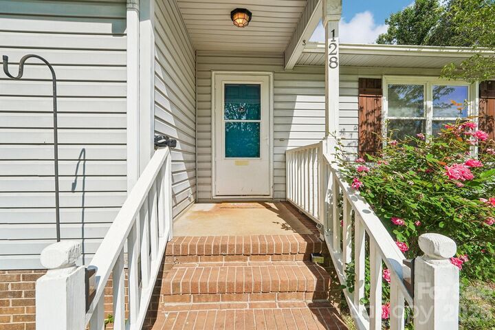 Property Photo:  128 Levo Drive  NC 28166 