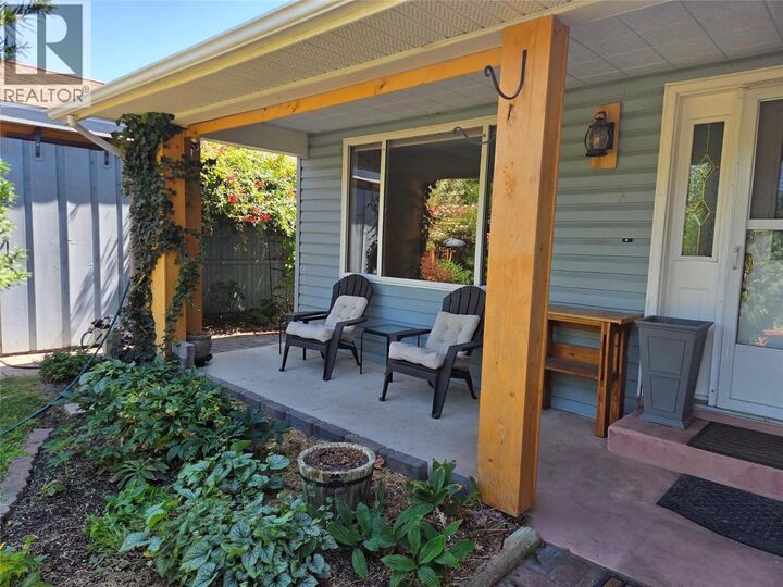 Property Photo: 425 3rd Avenue BC V0X 1N2