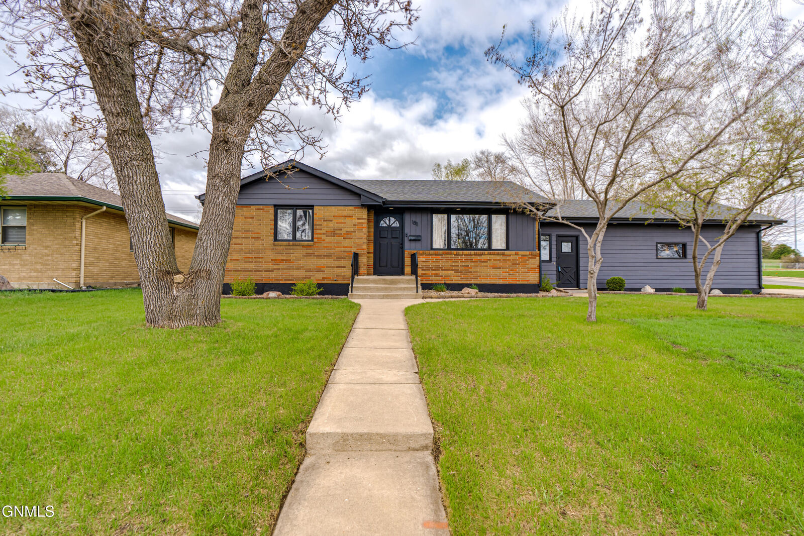 Property Photo:  1811 Monte Drive NW  ND 58554 