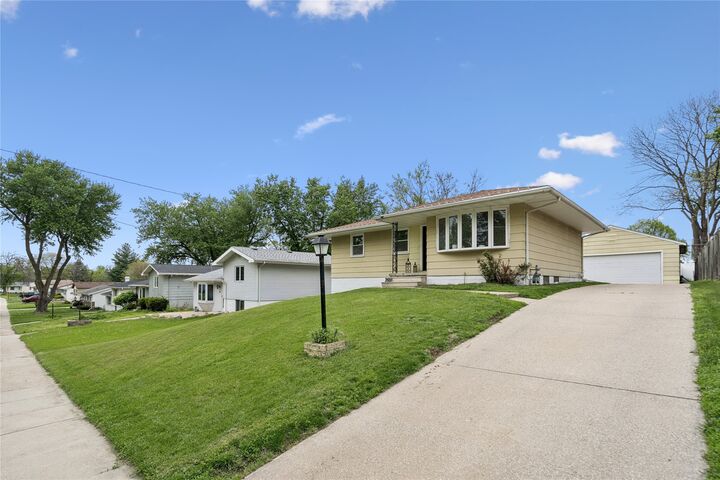 Property Photo: 722 E Diehl Avenue IA 50315