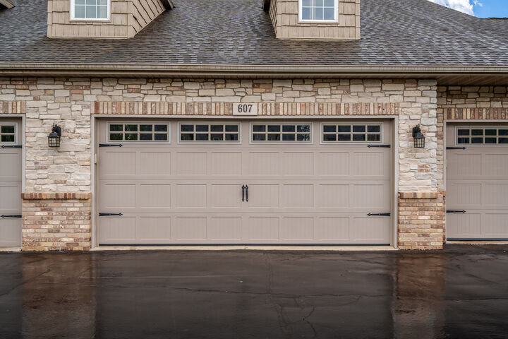 Property Photo: 607 Queens Court 0 IL 61072