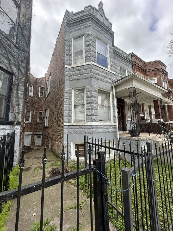 Property Photo: 4421 W Adams Street IL 60624