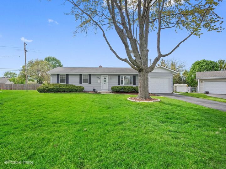 Property Photo:  605 Commanche Court  IL 60188 