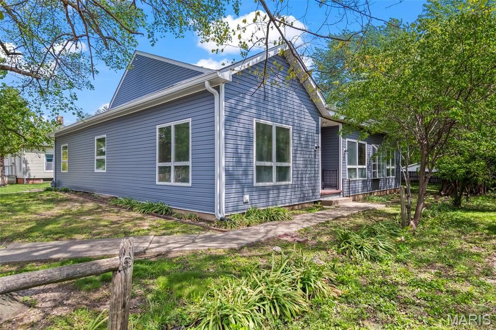 Property Photo: 716 N Jefferson Street IL 62056