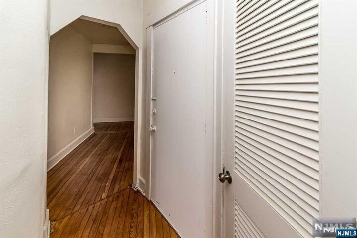 Property Photo:  140 W Allendale Avenue 2B  NJ 07401 