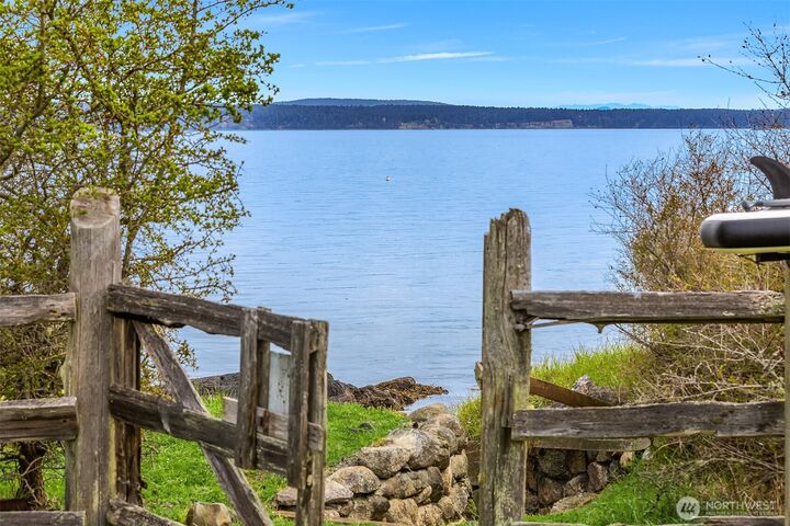 Property Photo:  