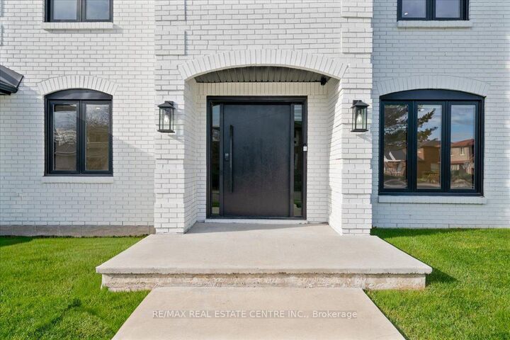 Property Photo:  32 Elena Court  ON L9C 7P7 
