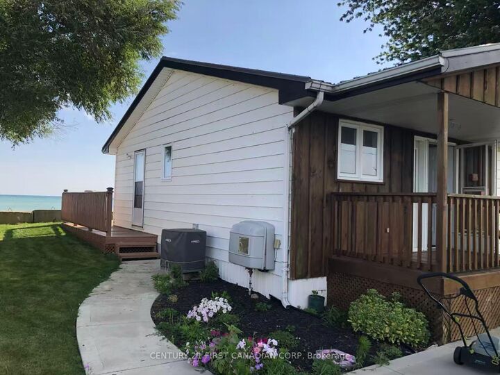 Property Photo: 18008 Erie Shore Drive ON N0P 1A0