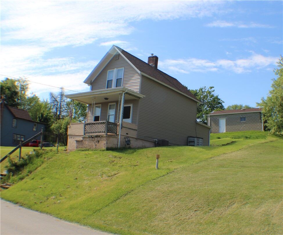 Property Photo:  31 Pennsylvania Ave  PA 15419 