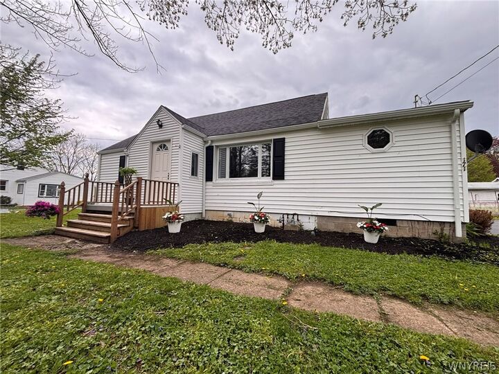 Property Photo:  171 S Blossom Road  NY 14059 