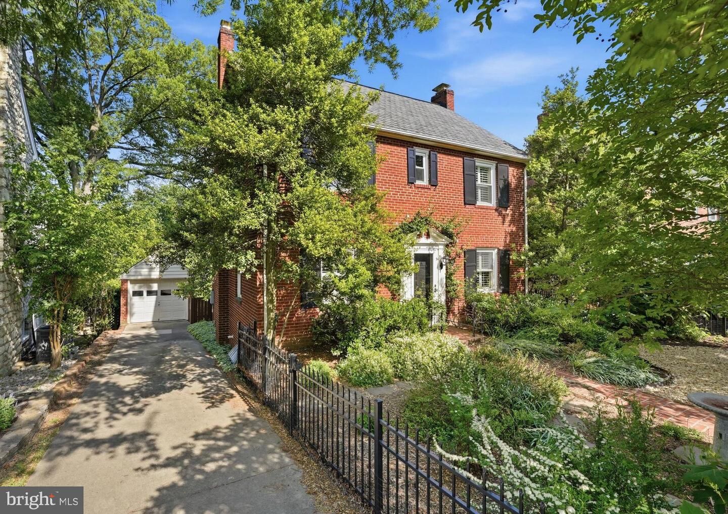 Property Photo: 1911 N Harvard Street VA 22201