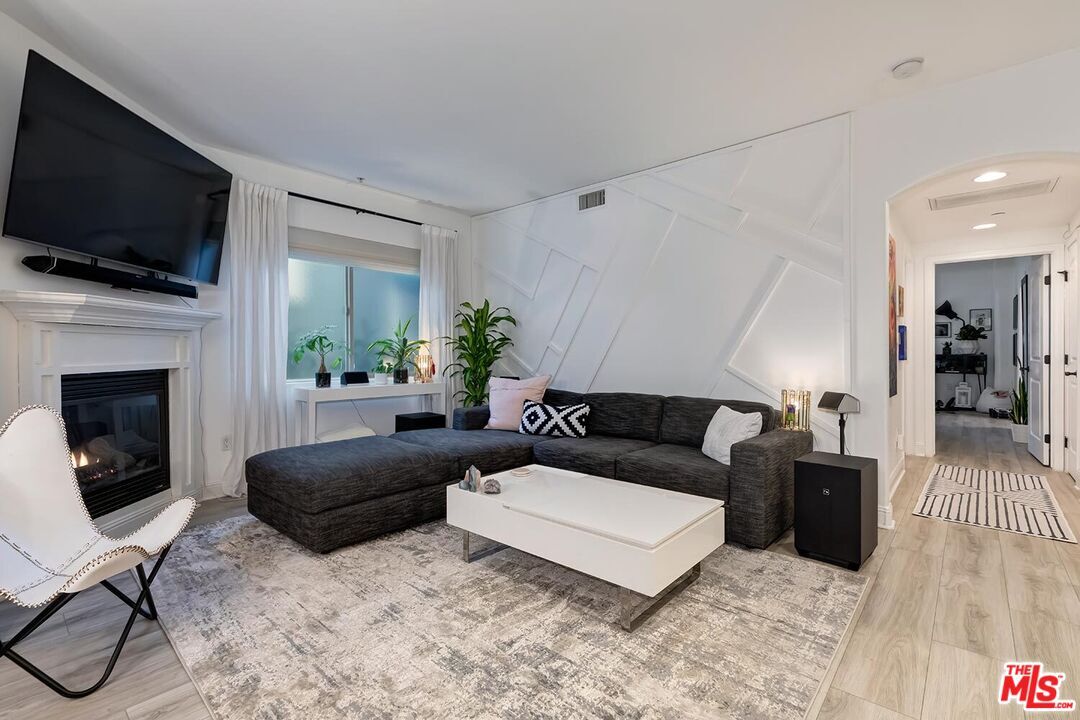 Property Photo:  5037 Rosewood Ave  CA 90004 