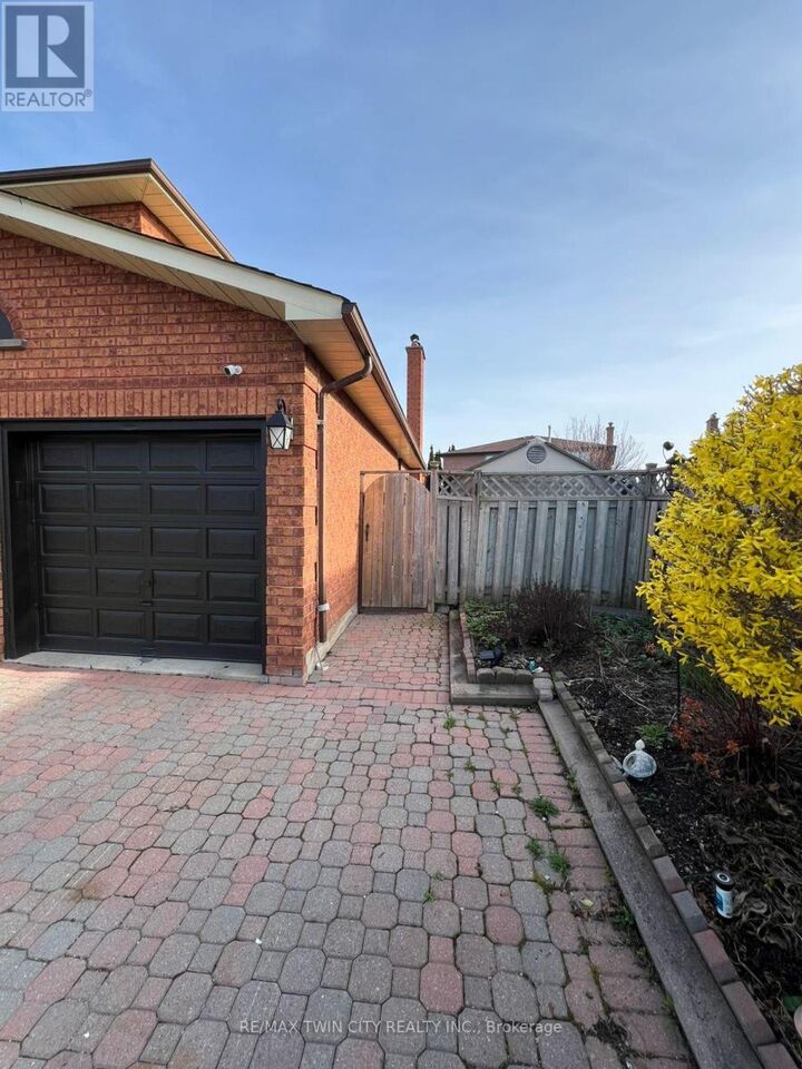 Property Photo:  15 Ivory Court  ON L4L 4G2 