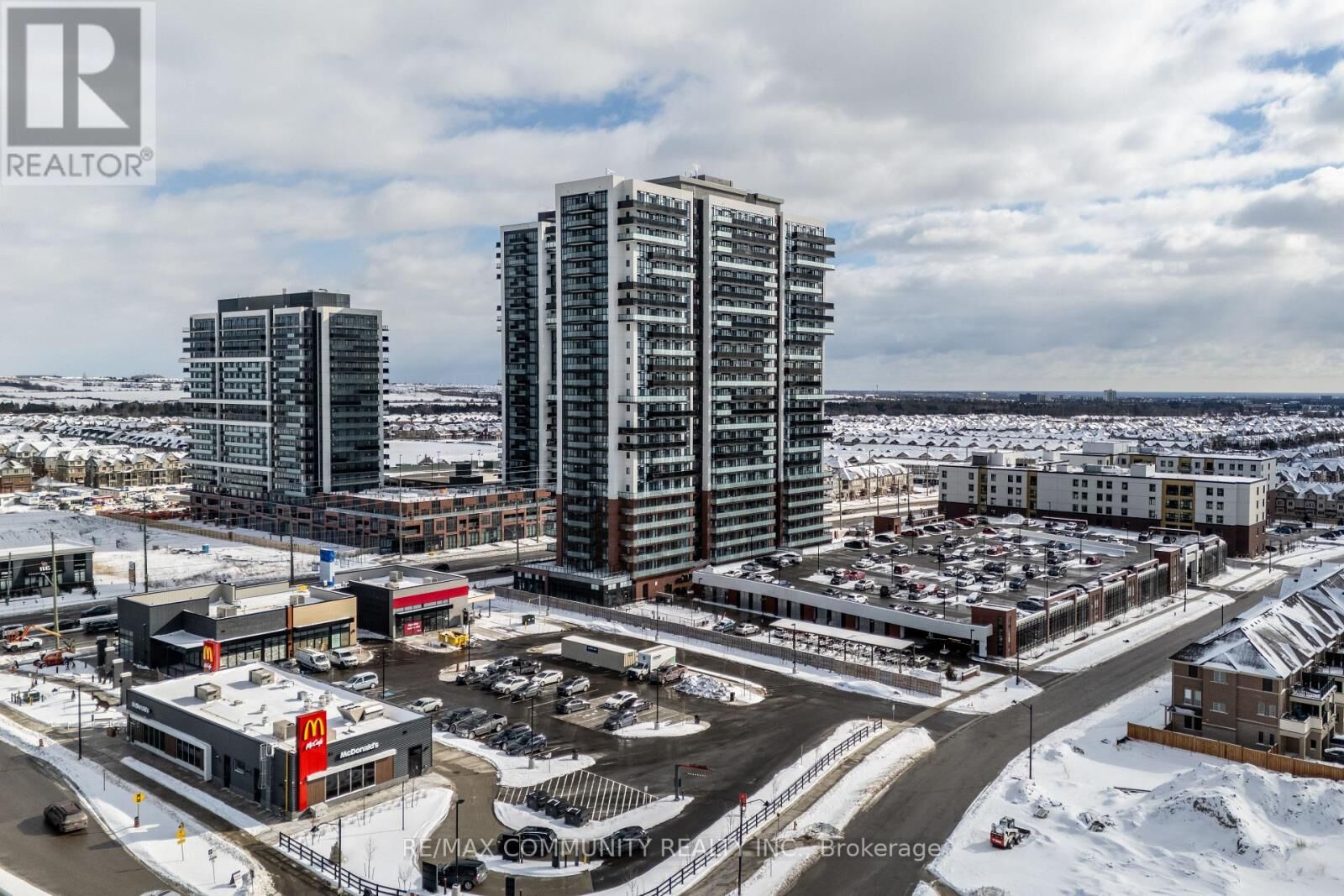 Property Photo:  2550 Simcoe Street North 817  ON L1L 0R5 