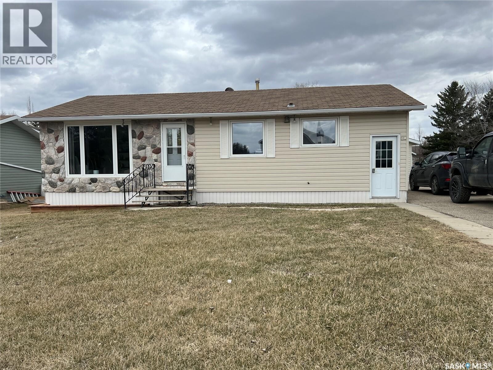 Property Photo:  901 Thompson Street  SK S0G 5C0 