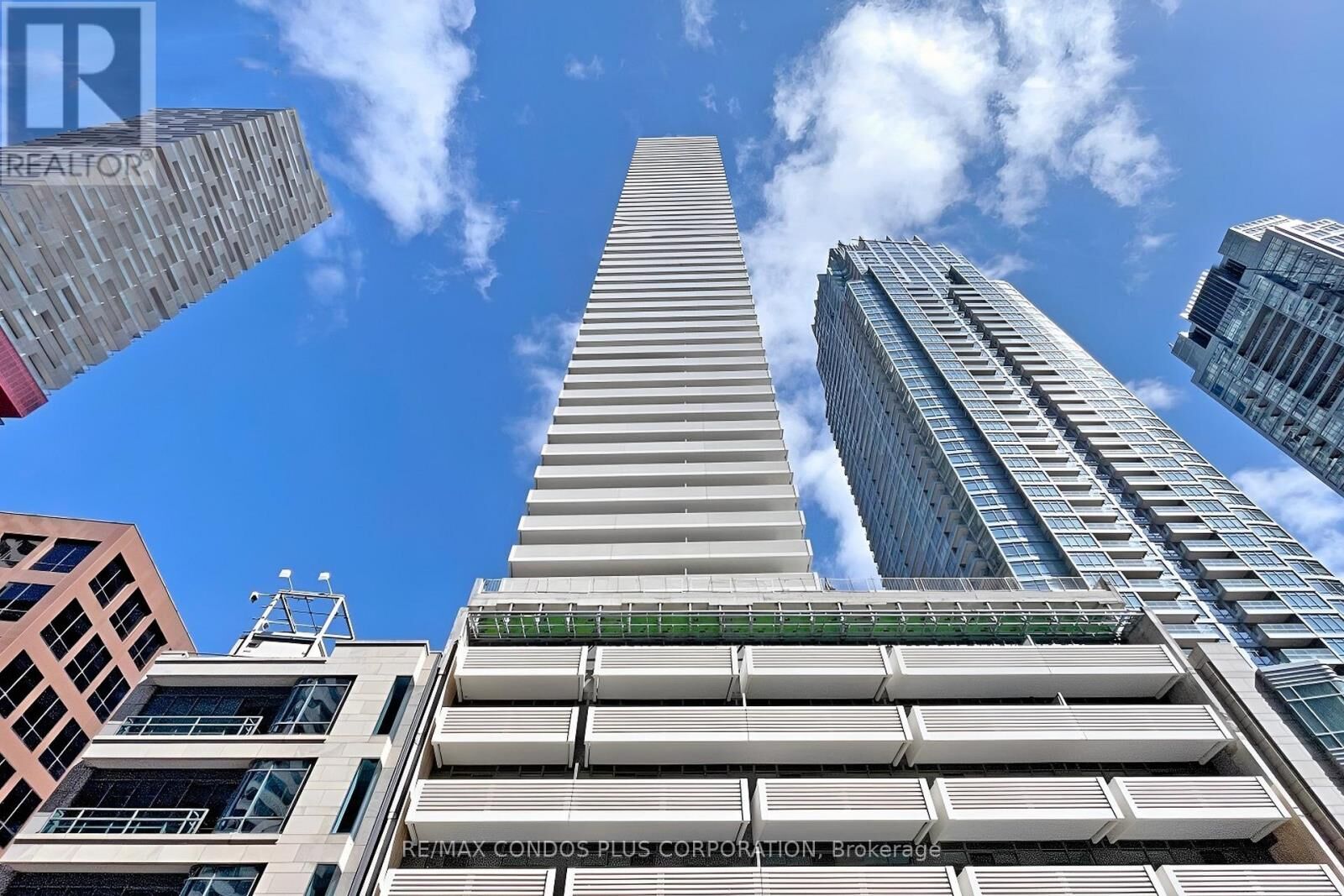 Property Photo:  2221 Yonge Street 2006  ON M4S 0B8 
