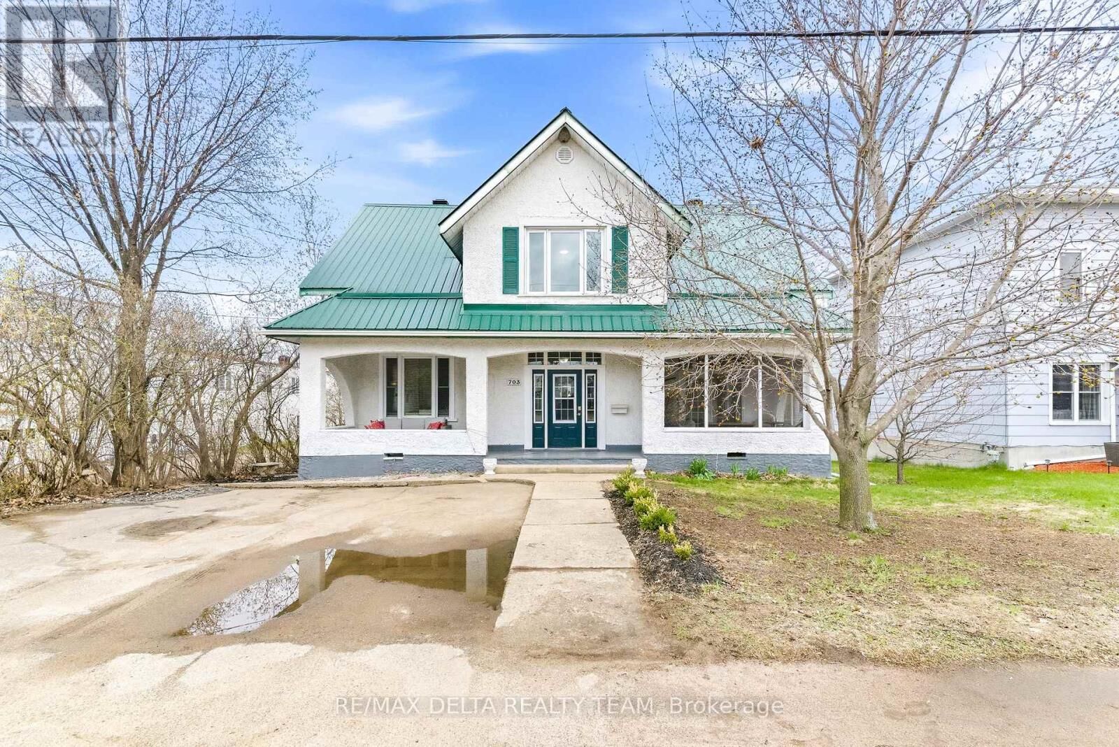 Property Photo:  703 Front Street North  ON K8A 6J4 