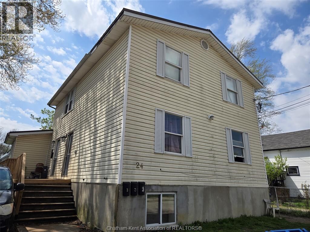 Property Photo:  24 Foster Street  ON N7M 4N5 