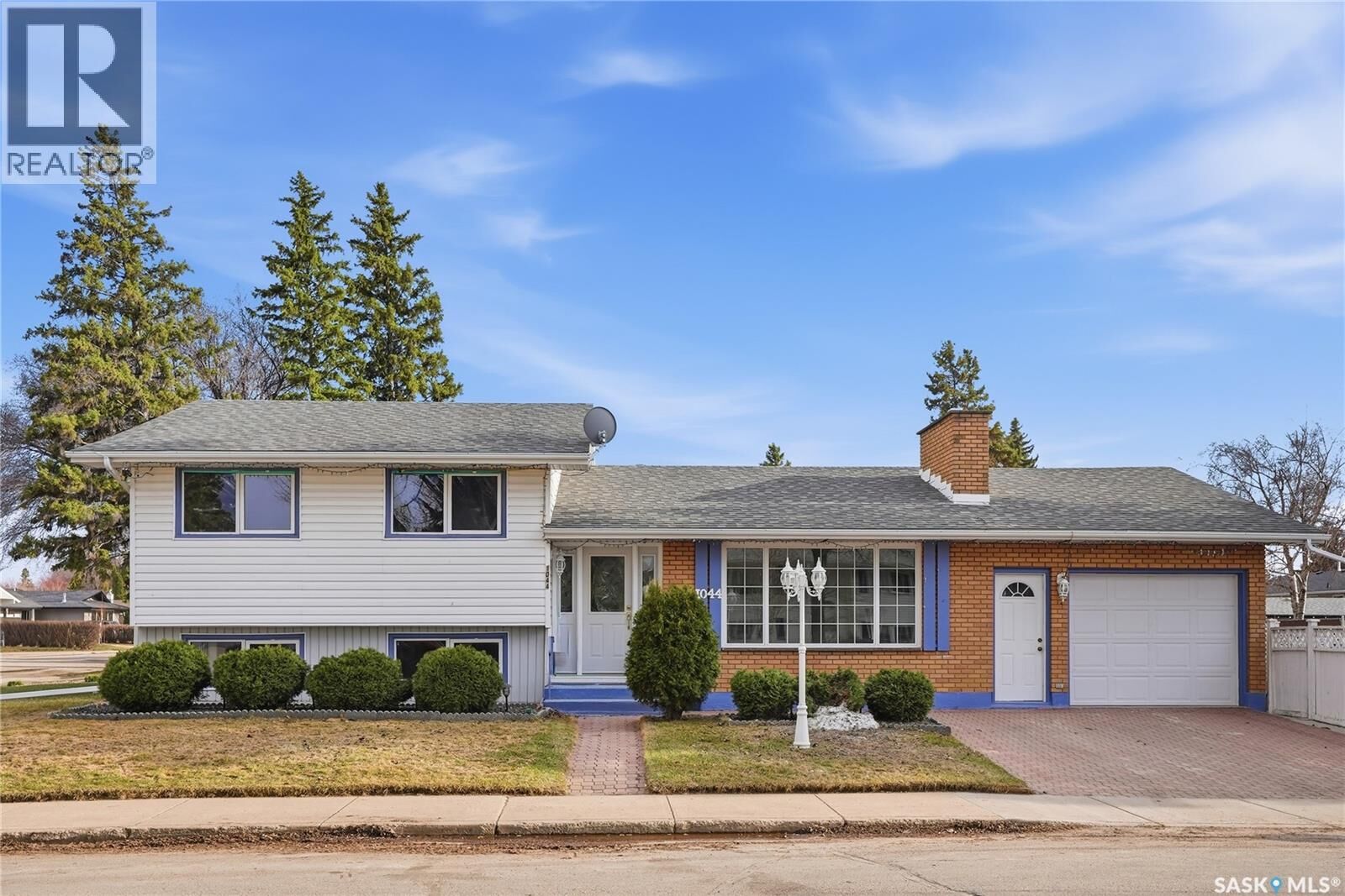 Property Photo:  1044 East Centre  SK S7J 3A3 