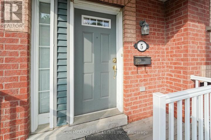 Property Photo:  5031 East Mill Road 5  ON L5V 2M5 