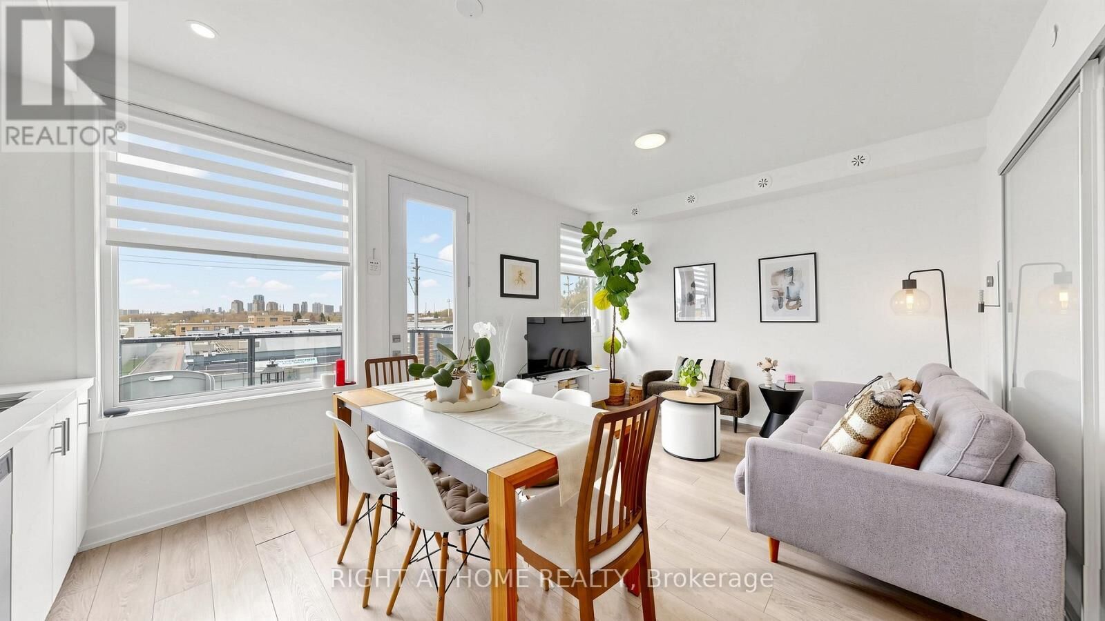 Property Photo:  1459 O'Connor Drive Th 2  ON M4B 2V5 