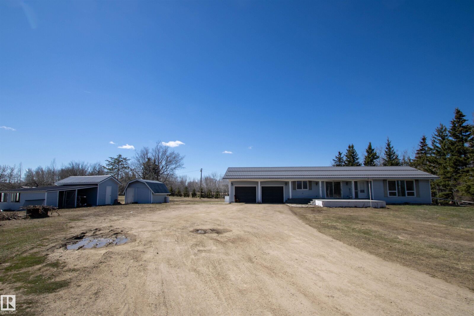 Property Photo:  105 58114 Rng Rd 83  AB T0A 3A0 