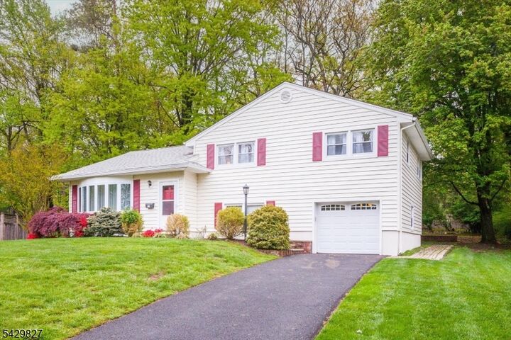 Property Photo:  10 Ridge Way  NJ 07023 