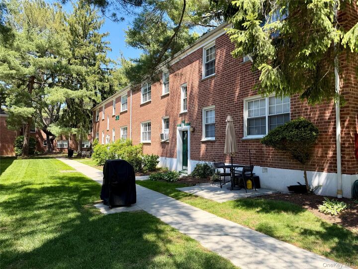 Property Photo:  182 Pinewood Road 24  NY 10530 