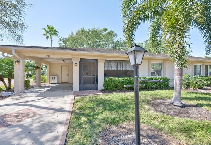 Property Photo:  2035 Hampstead Circle  FL 33573 
